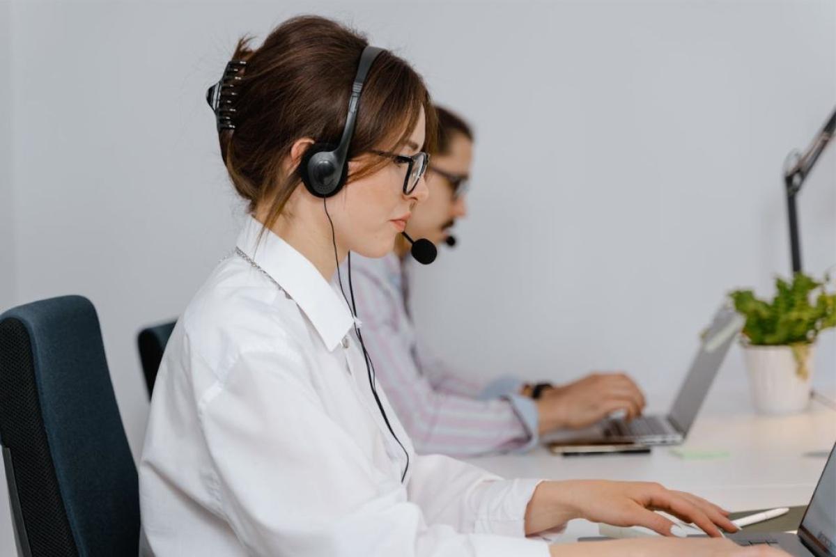 Call center - Foto di MART  PRODUCTION: https://www.pexels.com/it-it/foto/donna-lavorando-cuffie-dipendente-7709278/