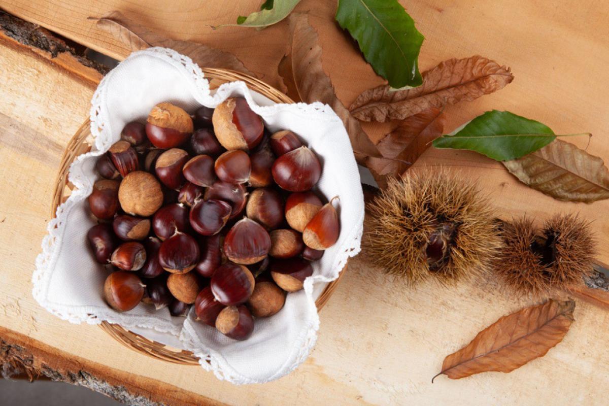 Piatto di castagne su tavolo in legno