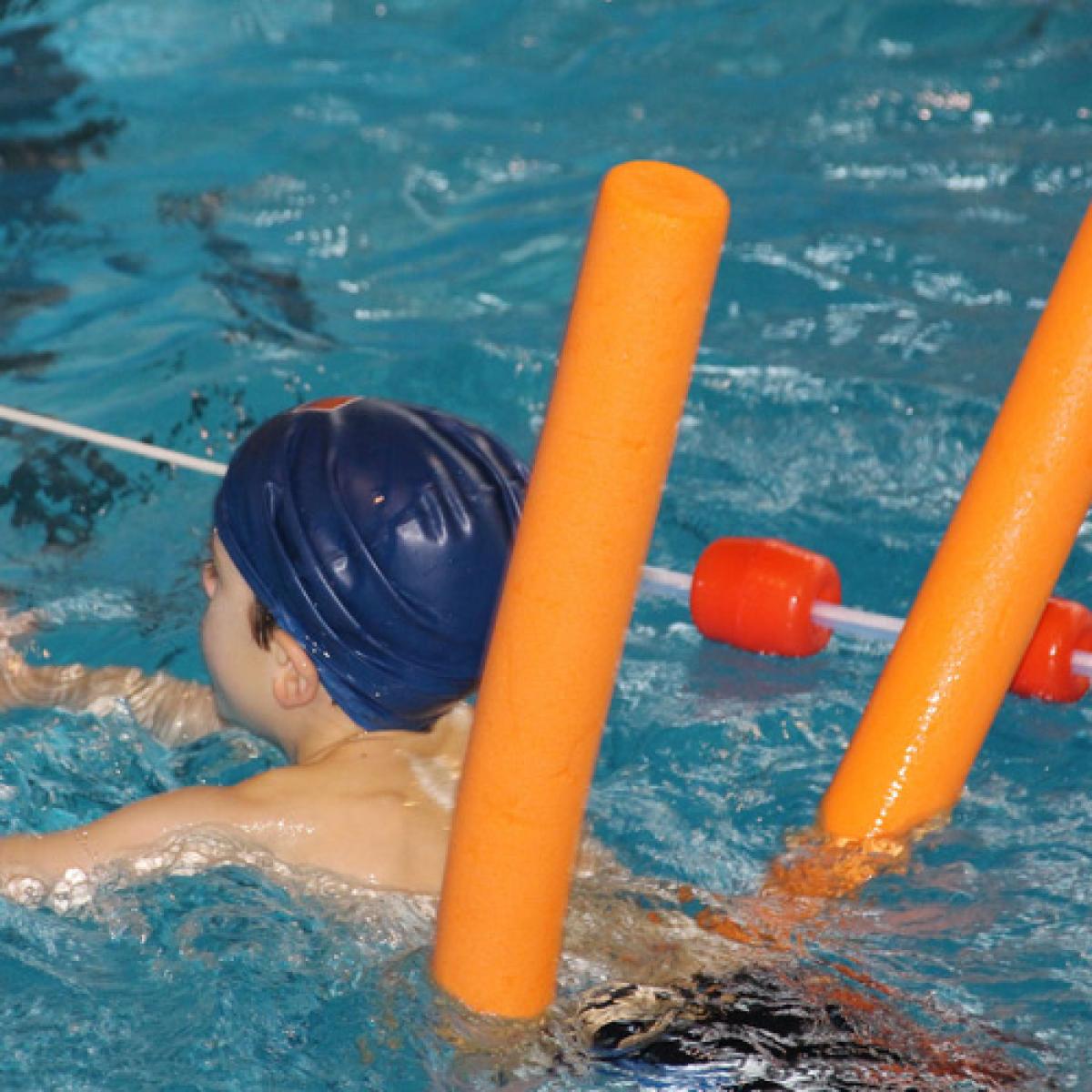 Bambino a lezione di nuoto in piscina - Foto di Tania Van den Berghen da Pixabay