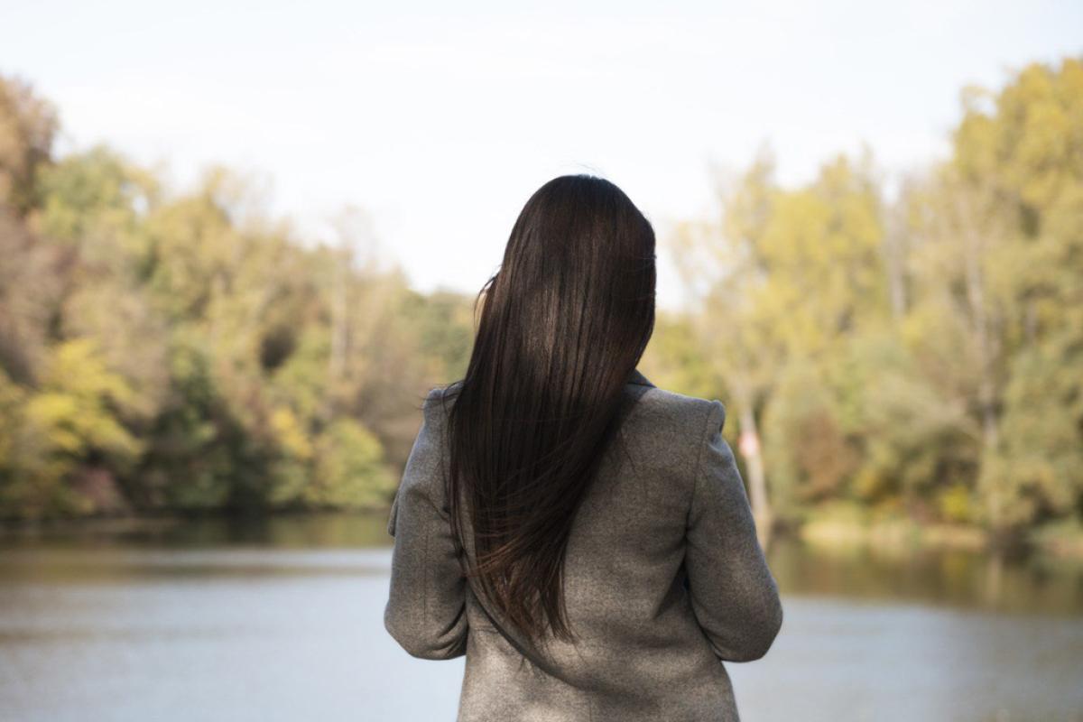 Ragazza di spalle guarda la natura