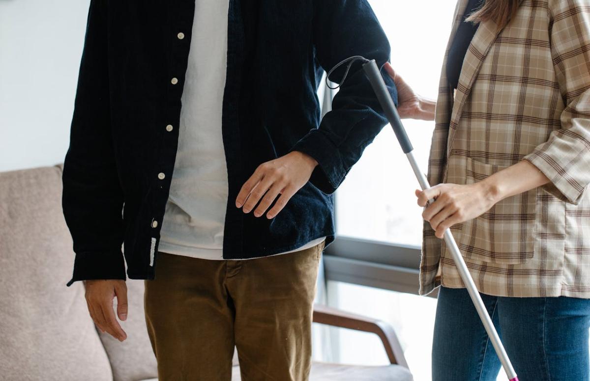 Assistenza disabili - Foto di Eren Li: https://www.pexels.com/it-it/foto/persone-in-piedi-bastone-da-passeggio-aiutando-7188859/