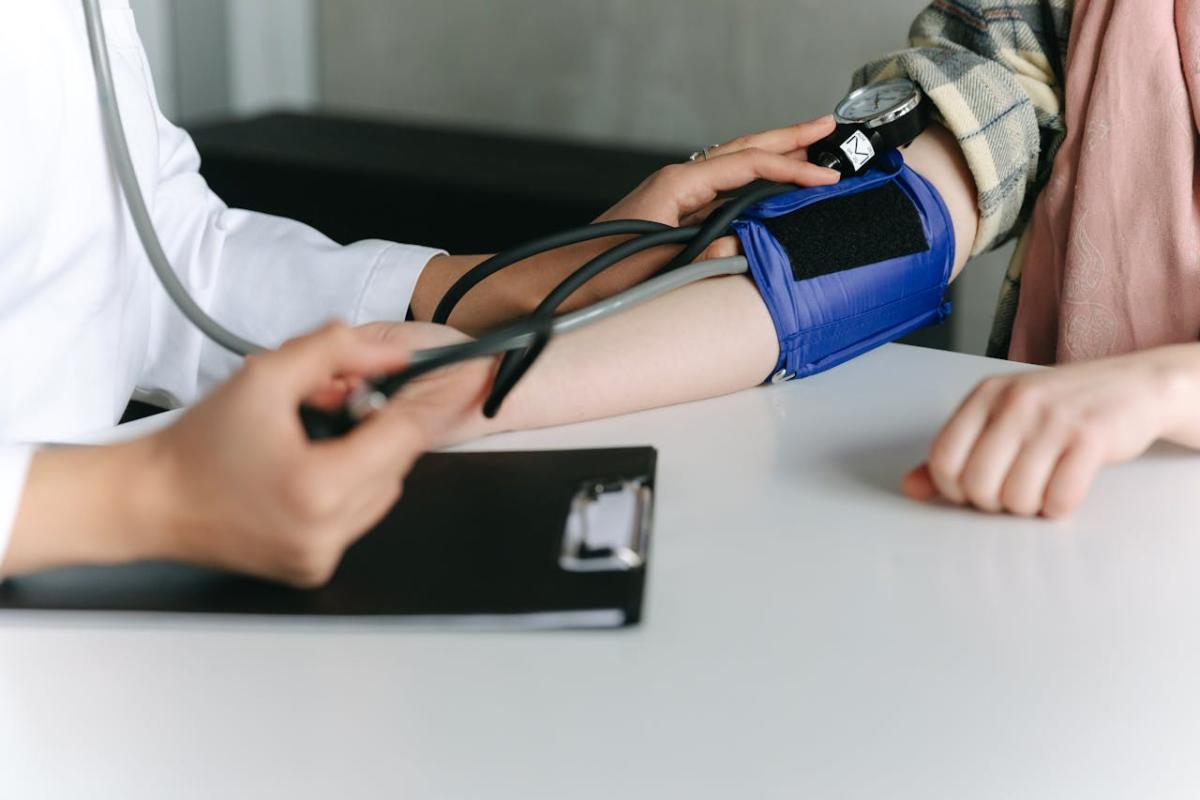 Medico - Foto di Thirdman  : https://www.pexels.com/it-it/foto/un-operatore-sanitario-che-misura-la-pressione-sanguigna-di-un-paziente-utilizzando-uno-sfigmomanometro-7659573/