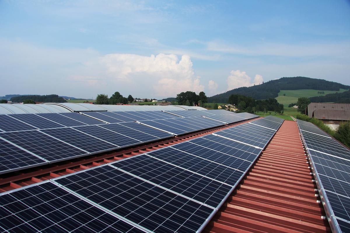 Fotovoltaico - Foto di <a href="https://pixabay.com/it/users/schropferoval-1124670/?utm_source=link-attribution&utm_medium=referral&utm_campaign=image&utm_content=862602">schropferoval</a> da <a href="https://pixabay.com/it//?utm_source=link-attribution&utm_medium=referral&utm_campaign=image&utm_content=862602">Pixabay</a>