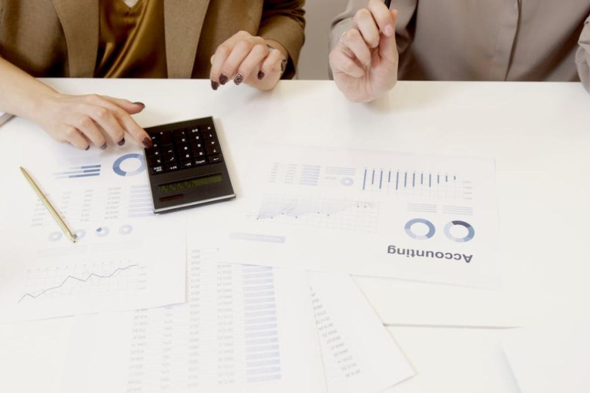 Audit - Foto di Artem Podrez: https://www.pexels.com/it-it/foto/lavorando-donne-figure-figurine-6779567/