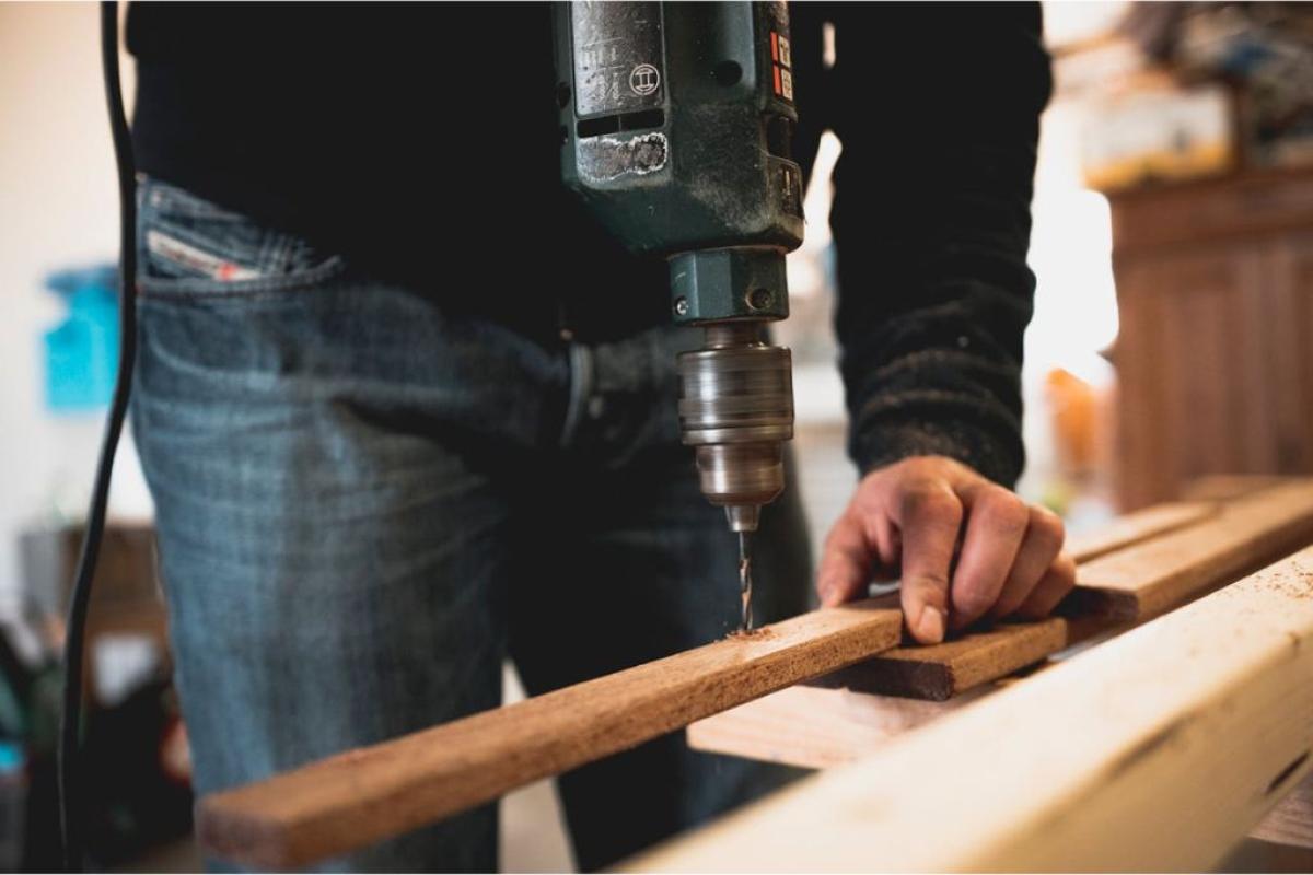 Falegname - Foto di Thijs van der Weide: https://www.pexels.com/it-it/foto/uomo-che-tiene-bastone-di-legno-durante-la-foratura-1094767/