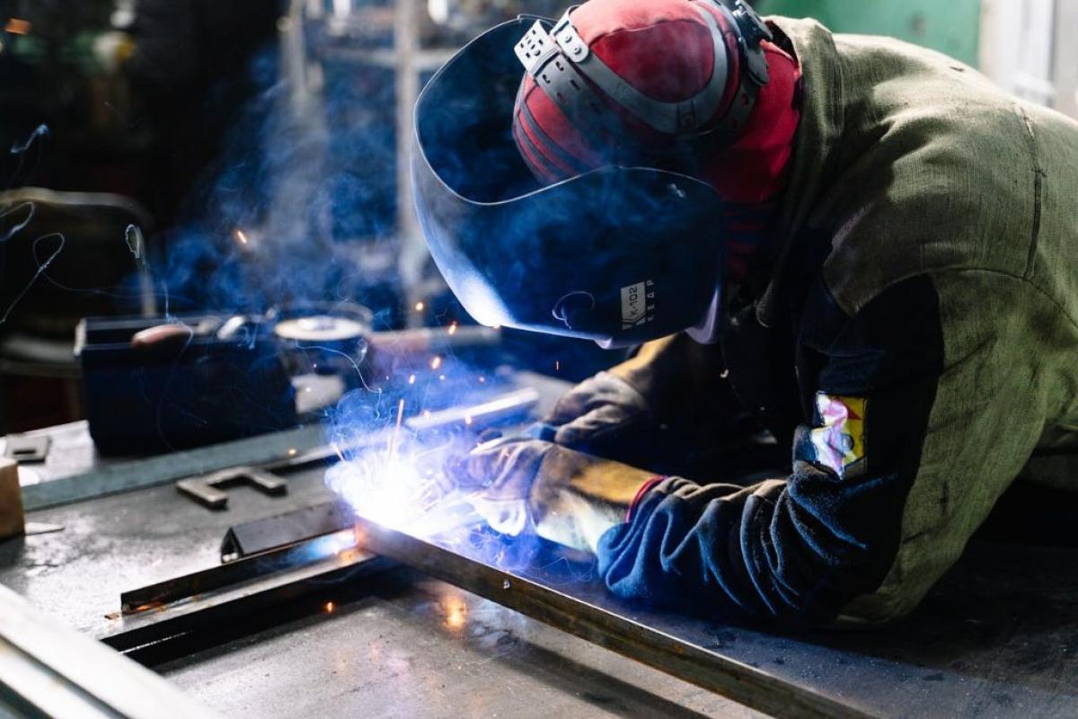 lavoratore - Foto di Pavel Chernonogov: https://www.pexels.com/it-it/foto/uomo-che-salda-barre-di-metallo-2381463/