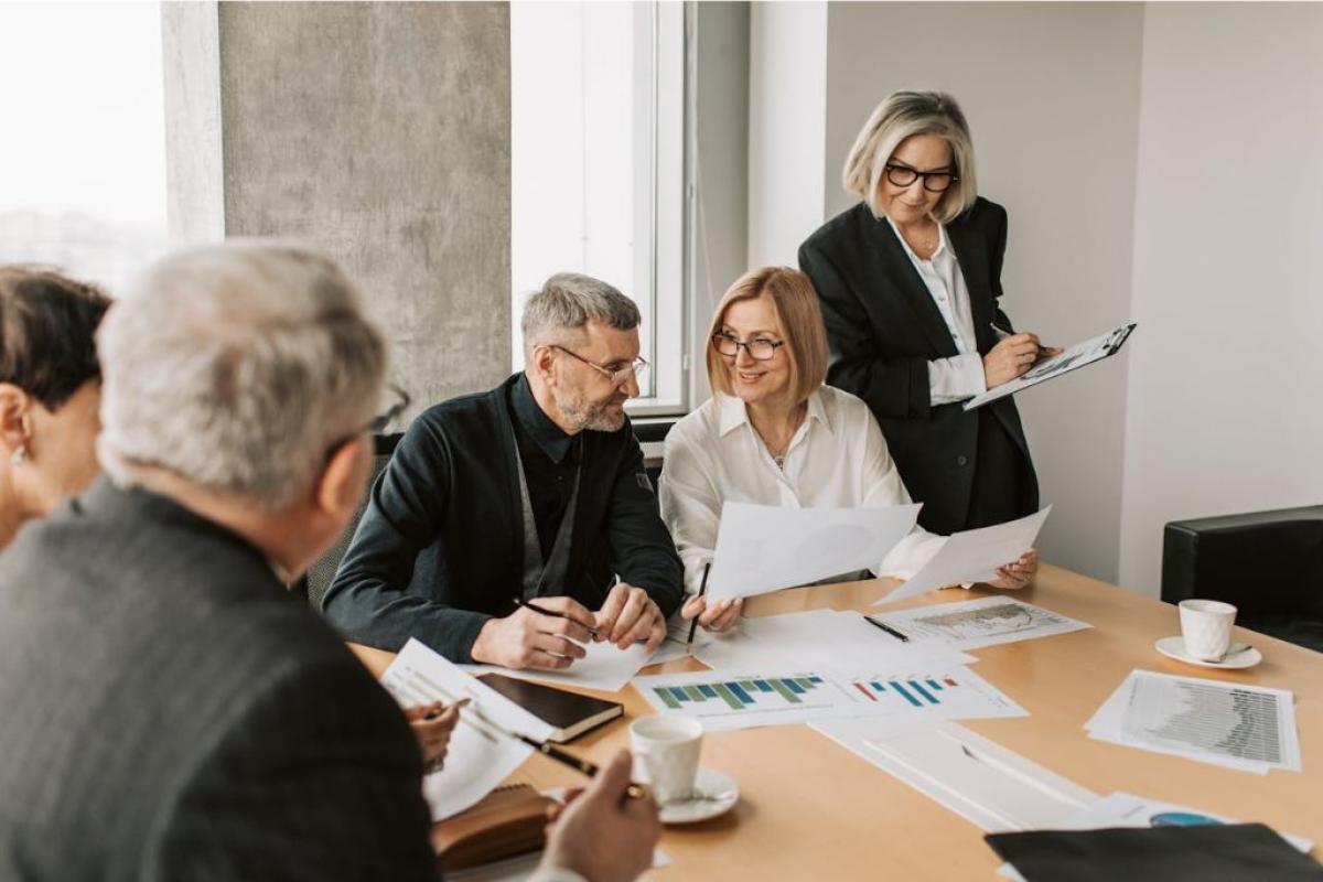 Marketing-managemet - Foto di Vlada Karpovich: https://www.pexels.com/it-it/foto/marketing-ufficio-lavorando-uomini-7433822/