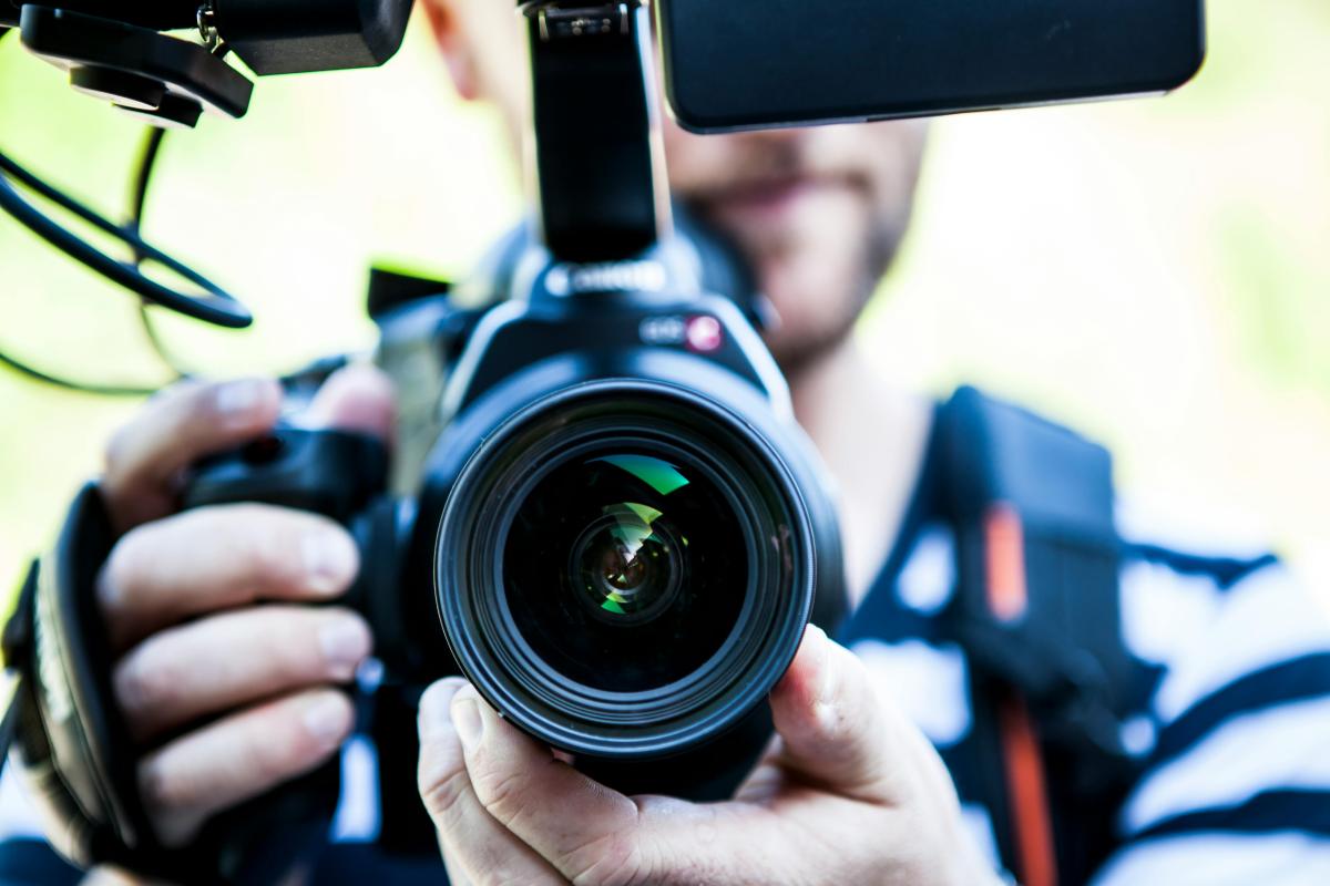 Cinema ripresa - Foto di Terje Sollie: https://www.pexels.com/it-it/foto/persona-che-tiene-la-foto-del-primo-piano-della-macchina-fotografica-di-canon-dslr-320617/