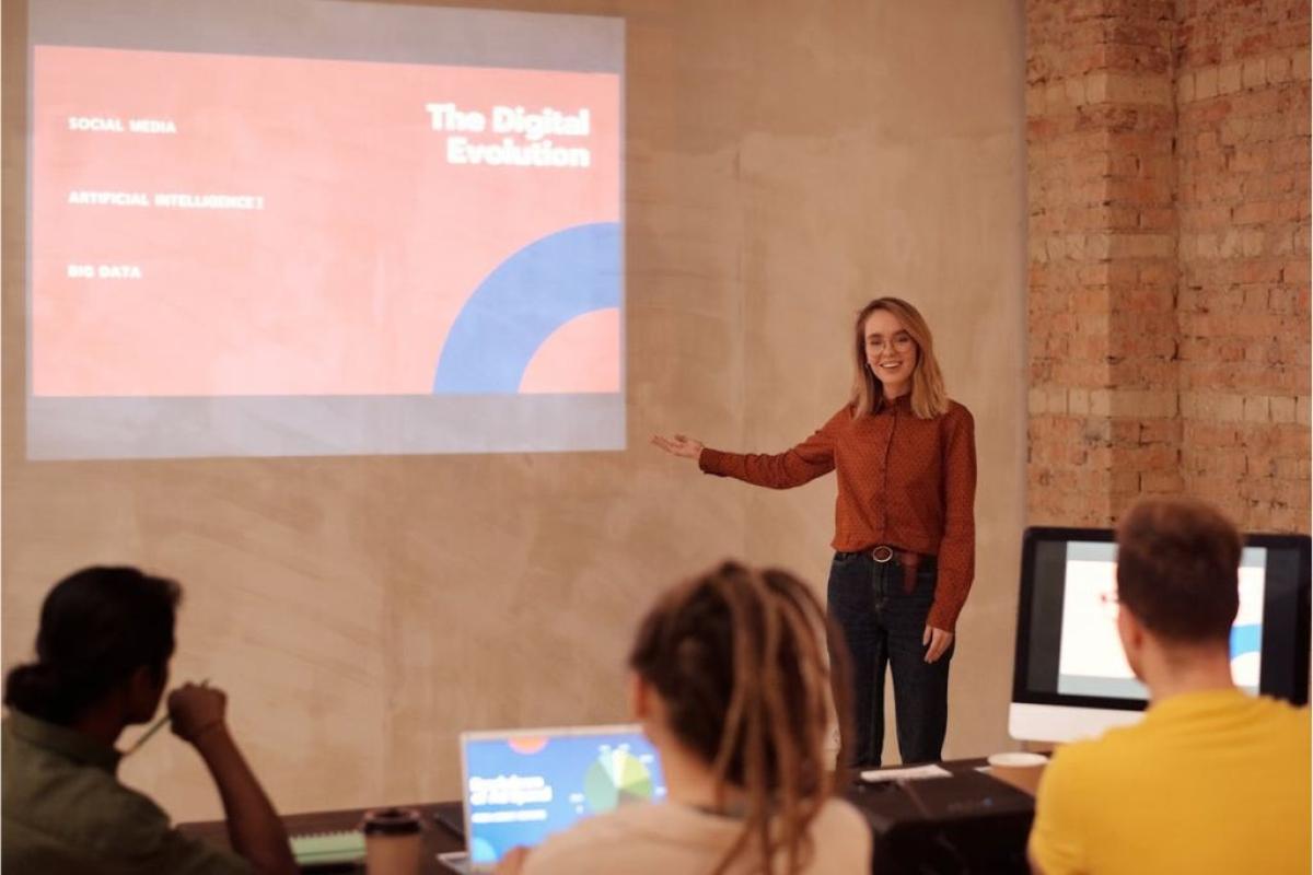 Formazione - Foto di Mikael Blomkvist: https://www.pexels.com/it-it/foto/persone-donna-ufficio-giovane-6476783/