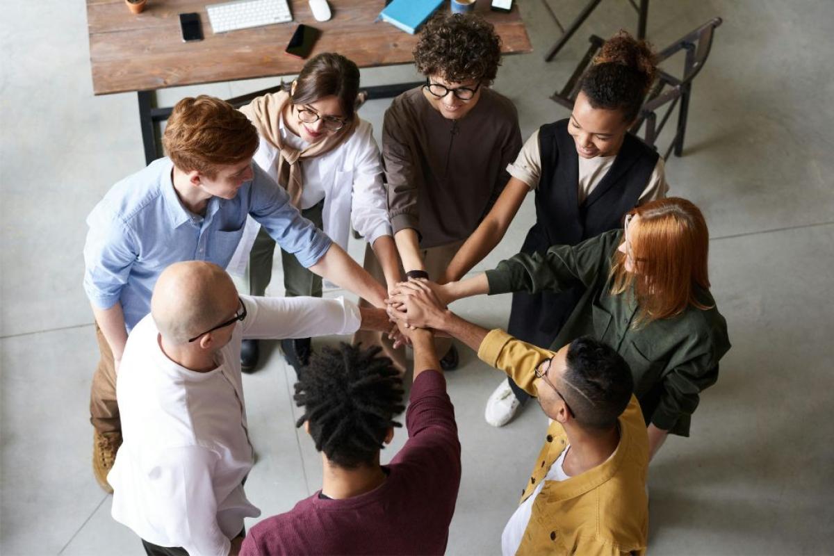 Colleghi - Foto di fauxels: https://www.pexels.com/it-it/foto/foto-di-persone-che-si-tengono-per-mano-3184436/