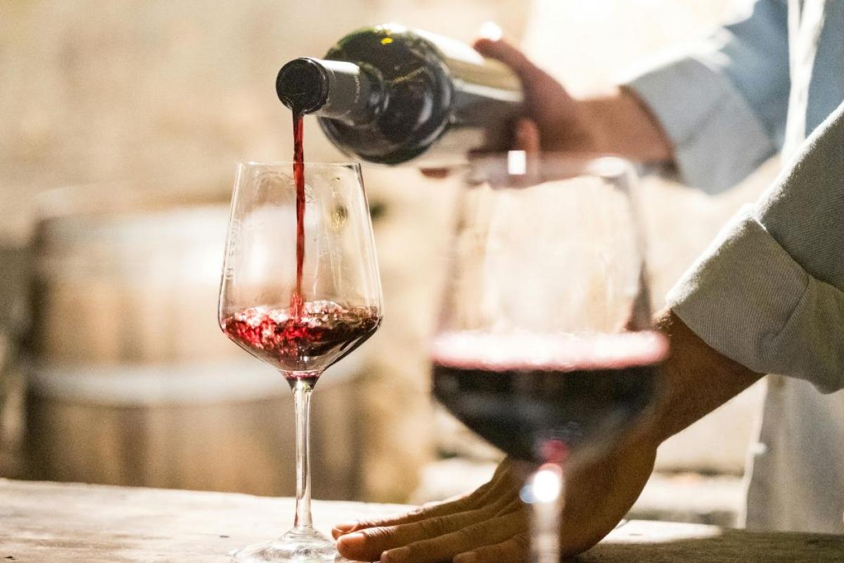 Calice vino - Foto di Emanuele Nuccilli: https://www.pexels.com/it-it/foto/versare-il-vino-rosso-in-un-bar-rustico-28826629/