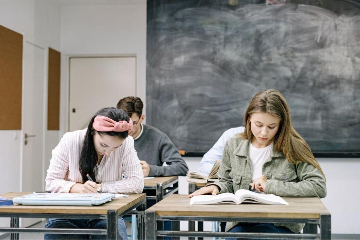 Scuola - Foto di Ivan Samkov: https://www.pexels.com/it-it/foto/donne-scrittura-scrivendo-seduto-5676746/
