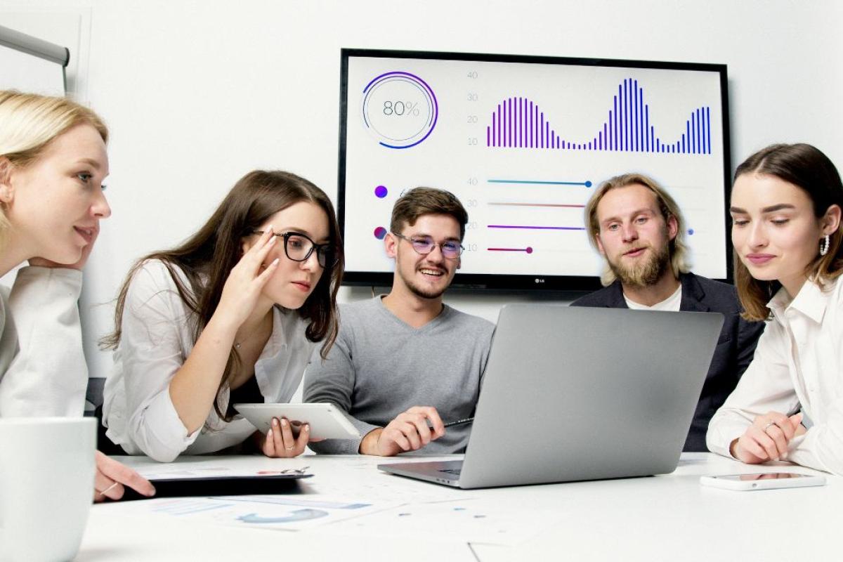 Giovani lavoro - Foto di Artem Podrez: https://www.pexels.com/it-it/foto/businessman-uomo-persona-donna-5716031/