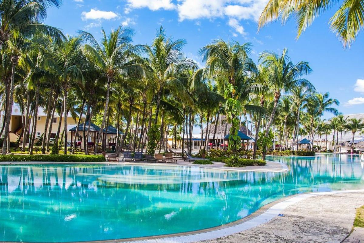 Tropici albergo - Foto di <a href="https://pixabay.com/it/users/kolosvito-8095777/?utm_source=link-attribution&utm_medium=referral&utm_campaign=image&utm_content=3172367">Vitali Kalasouski</a> da <a href="https://pixabay.com/it//?utm_source=link-attribution&utm_medium=referral&utm_campaign=image&utm_content=3172367">Pixabay</a>