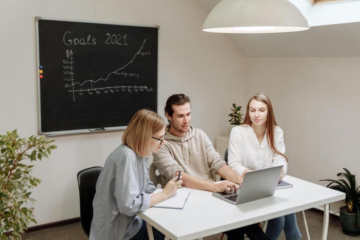 Giovani lavoro - Foto di Thirdman  : https://www.pexels.com/it-it/foto/donna-in-camicia-a-maniche-lunghe-grigia-seduta-accanto-a-donna-in-camicia-a-maniche-lunghe-grigia-5961081/