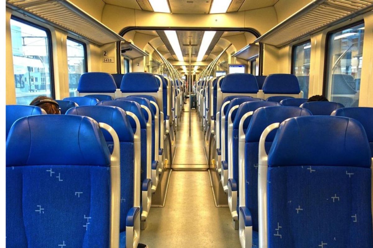 interno treno - Foto di <a href="https://pixabay.com/it/users/mabelamber-1377835/?utm_source=link-attribution&utm_medium=referral&utm_campaign=image&utm_content=2833915">👀 Mabel Amber, who will one day</a> da <a href="https://pixabay.com/it//?utm_source=link-attribution&utm_medium=referral&utm_campaign=image&utm_content=2833915">Pixabay</a>