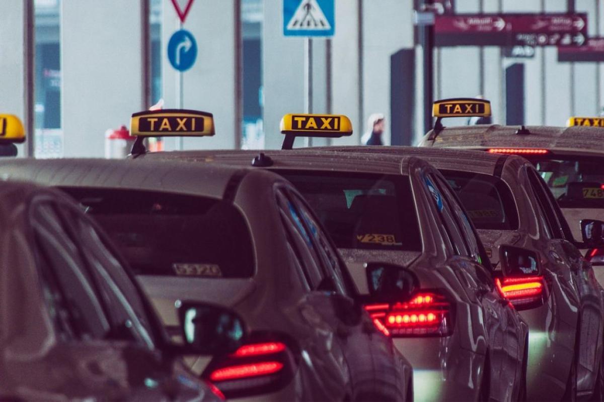 Taxi - Foto di <a href="https://pixabay.com/it/users/wal_172619-12138562/?utm_source=link-attribution&utm_medium=referral&utm_campaign=image&utm_content=7855475">wal_172619</a> da <a href="https://pixabay.com/it//?utm_source=link-attribution&utm_medium=referral&utm_campaign=image&utm_content=7855475">Pixabay</a>