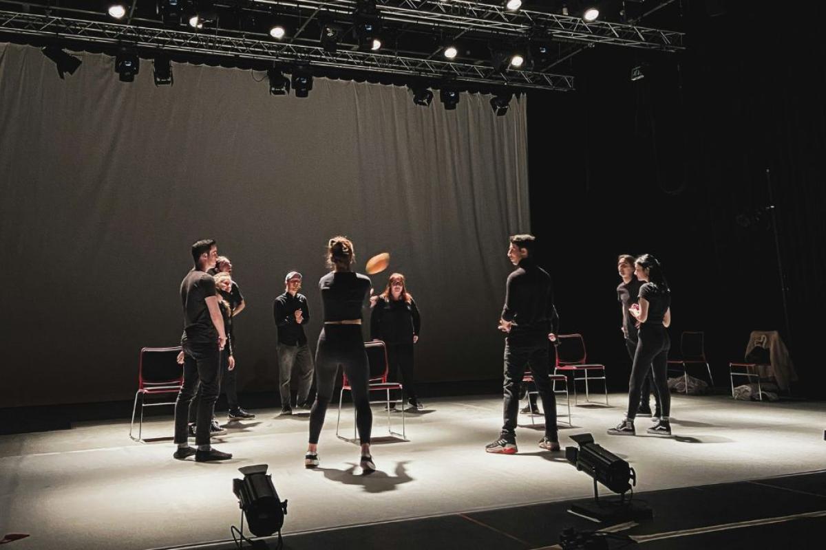 Teatro - Foto di <a href="https://unsplash.com/it/@hamishkale_?utm_source=unsplash&utm_medium=referral&utm_content=creditCopyText">Hamish Kale</a> su <a href="https://unsplash.com/it/foto/gruppo-di-persone-in-piedi-sul-palco-oj0gsj-Zt_w?utm_source=unsplash&utm_medium=referral&utm_content=creditCopyText">Unsplash</a>       