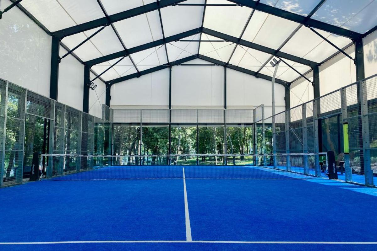 Tensostruttura sportiva - Foto di Ercan Evcimen: https://www.pexels.com/it-it/foto/campo-da-padel-indoor-con-superficie-blu-32474981/