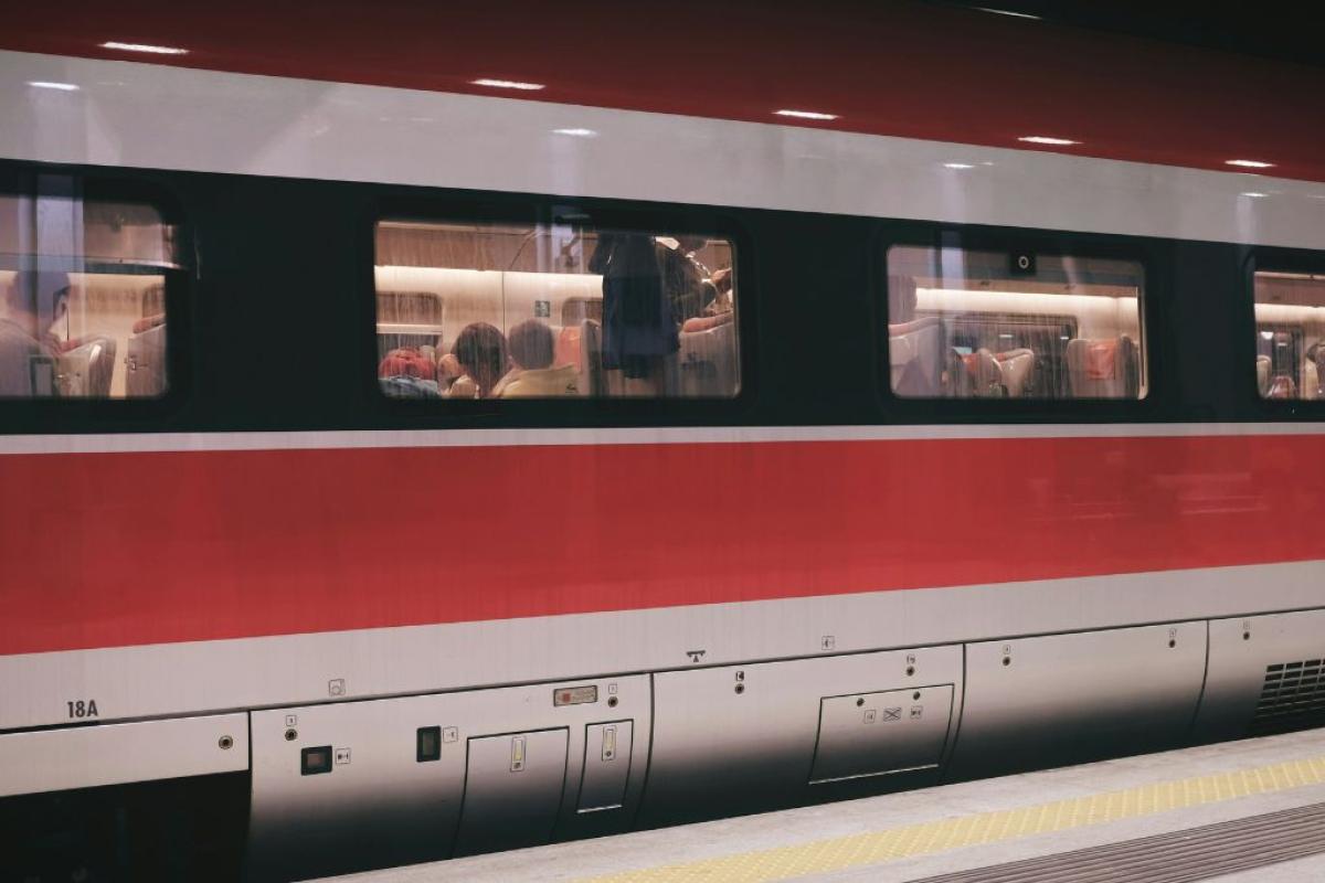 Treno - Foto di <a href="https://unsplash.com/it/@paolocandelo?utm_source=unsplash&utm_medium=referral&utm_content=creditCopyText">paolo candelo</a> su <a href="https://unsplash.com/it/foto/gruppo-di-persone-allinterno-del-treno-rosso-e-grigio-raJHYqL9wcg?utm_source=unsplash&utm_medium=referral&utm_content=creditCopyText">Unsplash</a>       