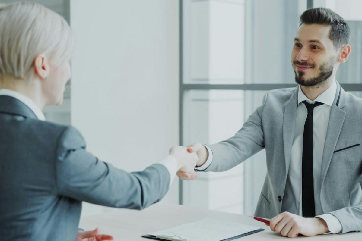 Ufficio lavoro - Foto di <a href="https://unsplash.com/it/@silverkblack?utm_source=unsplash&utm_medium=referral&utm_content=creditCopyText">Vitaly Gariev</a> su <a href="https://unsplash.com/it/foto/due-professionisti-che-si-stringono-la-mano-su-un-tavolo-jEpZNyFSQwQ?utm_source=unsplash&utm_medium=referral&utm_content=creditCopyText">Unsplash</a>       