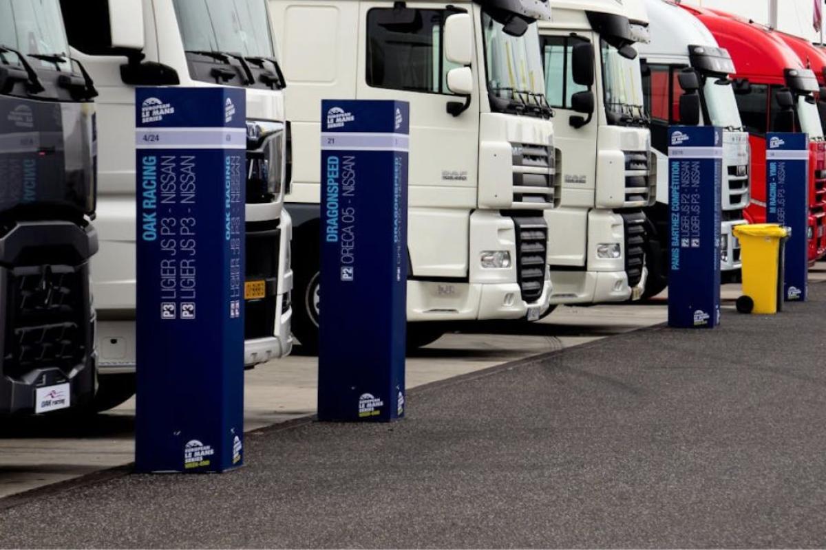 Camion - Foto di Carlos Sedano: https://www.pexels.com/it-it/foto/auto-parcheggio-variazione-stazionario-12876900/