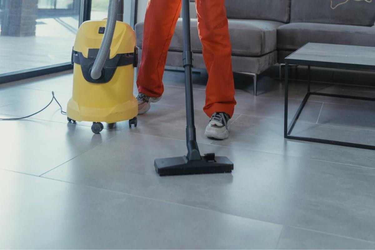 Pulizie - Foto di Tima Miroshnichenko: https://www.pexels.com/it-it/foto/uomo-donna-tavolo-stanza-6195285/