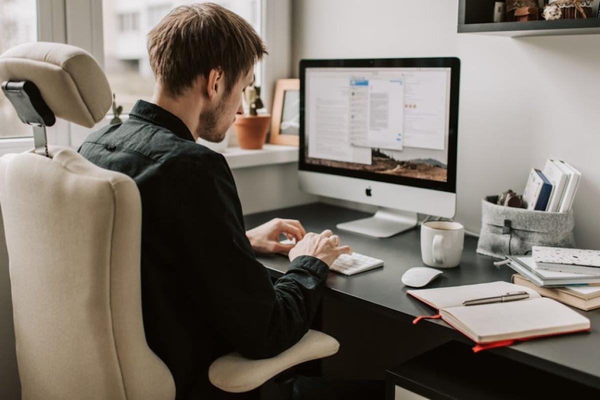 Lavoro - Foto di Vlada Karpovich: https://www.pexels.com/it-it/foto/persona-lavorando-digitando-connessione-4050470/