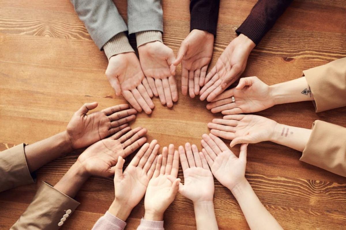 Mani unite - Foto di fauxels: https://www.pexels.com/it-it/foto/foto-della-mano-di-persone-in-cima-al-tavolo-di-legno-3184397/