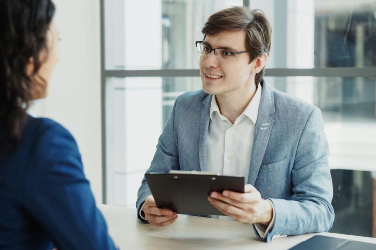 Job Day - Foto di Vitaly Gariev: https://www.pexels.com/it-it/foto/36733359/