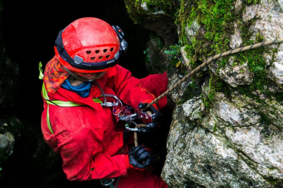 Speleologo - Foto di Deniz Özgür: https://www.pexels.com/it-it/foto/corda-giacca-avventura-azione-6056732/