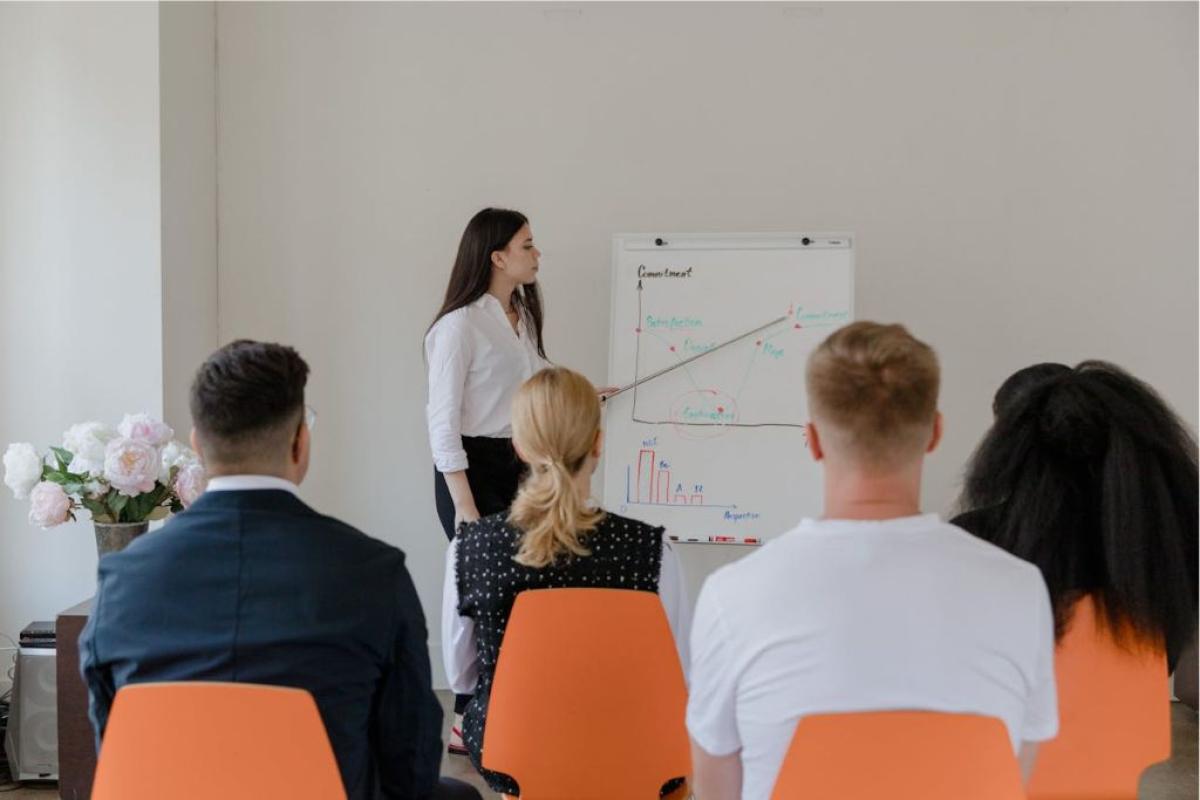 Formazione - Foto di RDNE Stock project: https://www.pexels.com/it-it/foto/persone-ufficio-business-incontro-9034755/