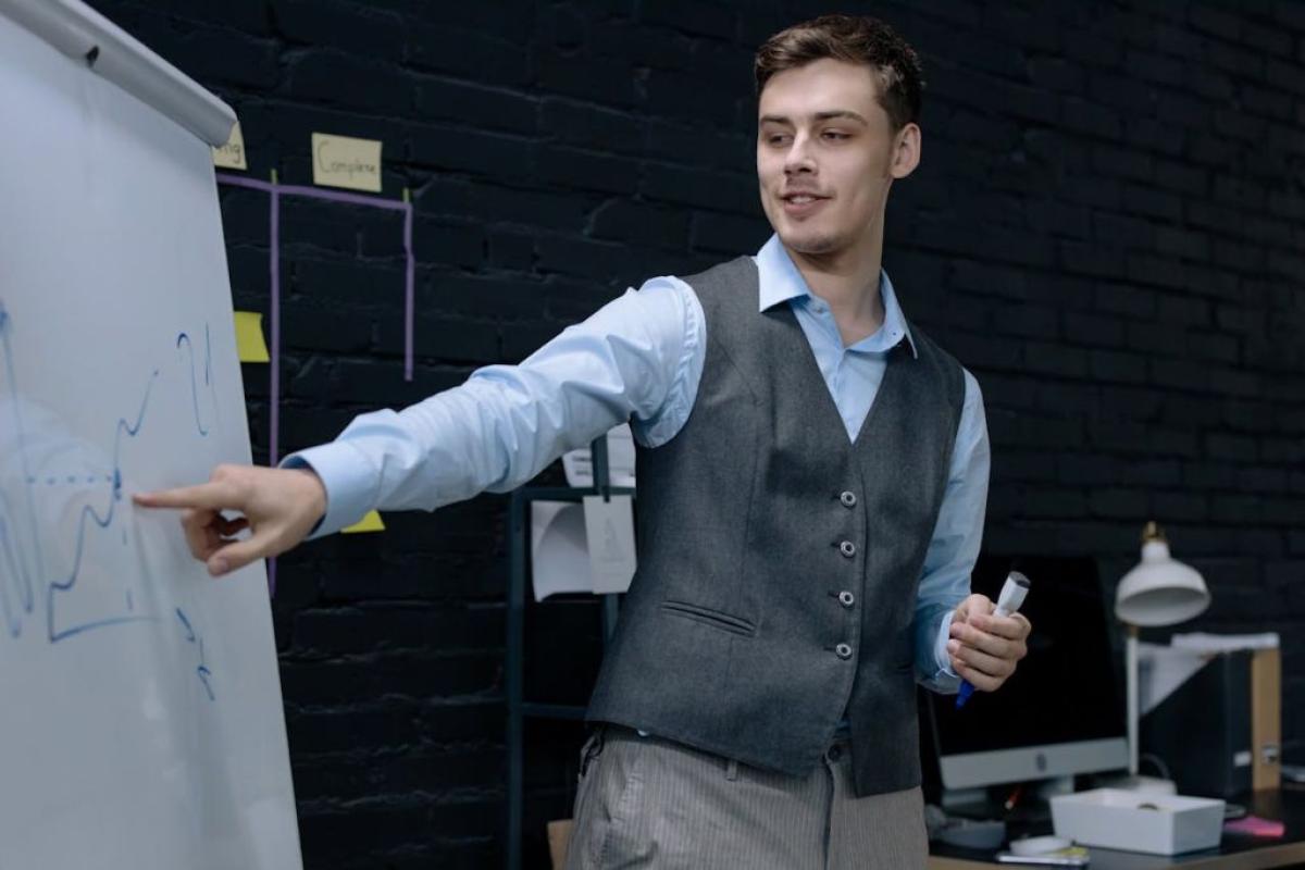 Lavoro formazione - Foto di cottonbro studio: https://www.pexels.com/it-it/foto/uomo-persona-lavorando-incontro-6803527/
