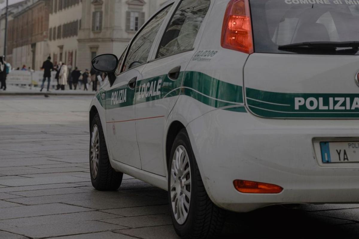 Auto polizia - Foto di Elina Volkova: https://www.pexels.com/it-it/foto/italiano-punto-di-riferimento-strada-italia-16035505/