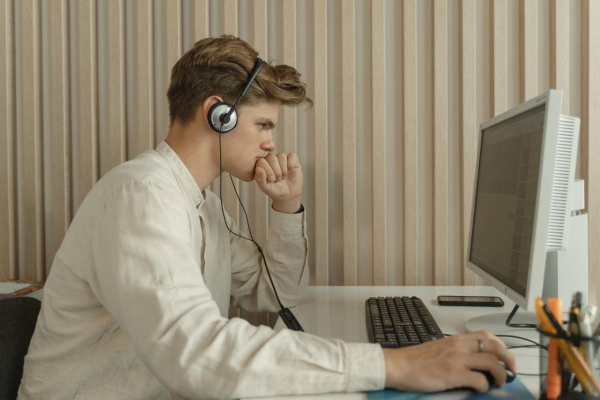Operatore pc - Foto di Tima Miroshnichenko: https://www.pexels.com/it-it/foto/uomo-persona-ufficio-lavorando-5453930/