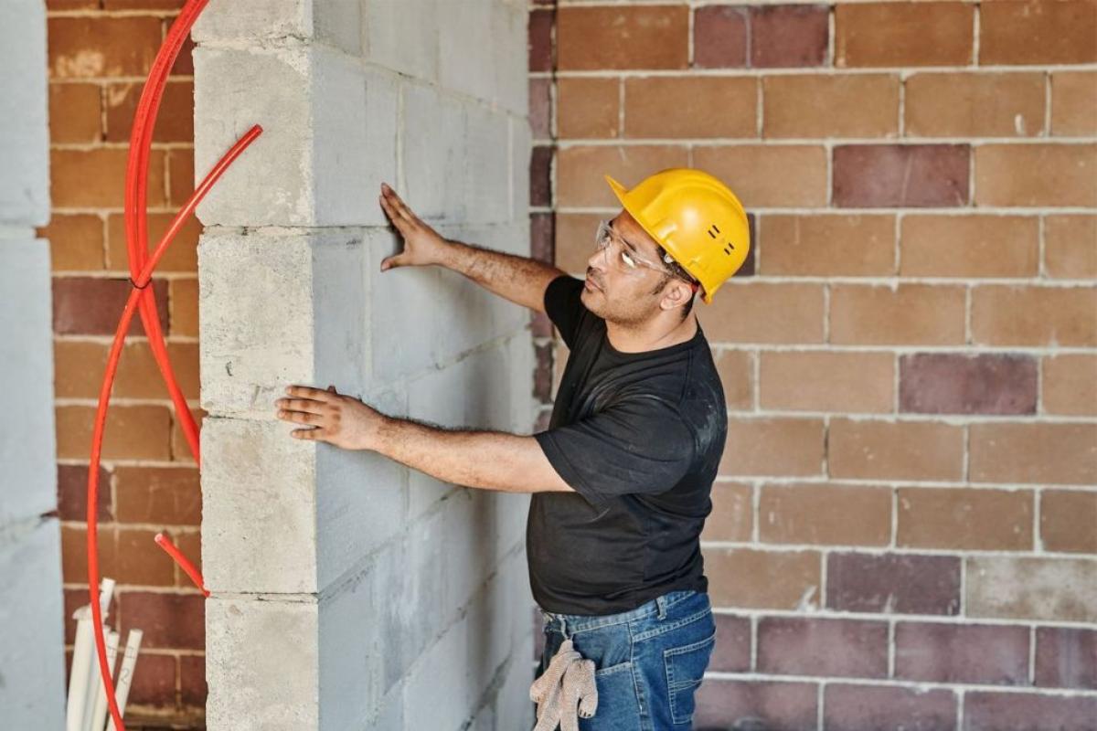 Muratore - Foto di Mikael Blomkvist: https://www.pexels.com/it-it/foto/uomo-edificio-costruzione-mattone-8961703/