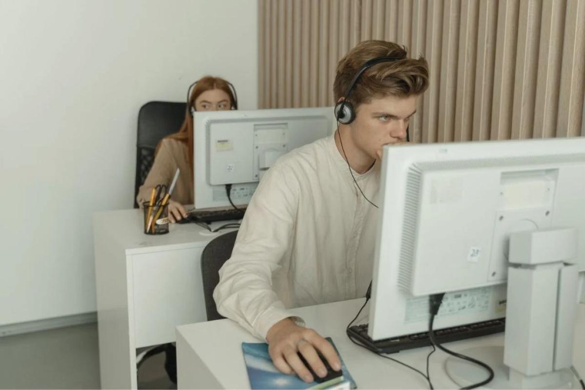 Call center - Foto di Tima Miroshnichenko: https://www.pexels.com/it-it/foto/uomo-donna-ufficio-lavorando-5453922/